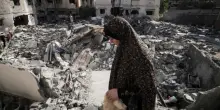 Raid israeliani su Gaza, colpita la casa di una dottoressa: uccisi 9 dei suoi 10 figli