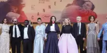 Cannes 2025, l’iraniano Panahi conquista la Palma d’oro: “Il cinema è libertà”. La città nel buio, il festival resiste