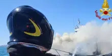 Italia, barca in fiamme al largo: incendio tremendo