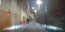 Italia – Aggredisce una donna in mezzo alla strada, il tassista si ferma e accade l’incredibile: il VIDEO