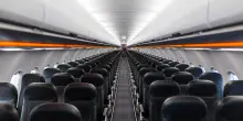 Aereo bloccato, il viaggio diventa incubo infinito in Italia: cosa succede