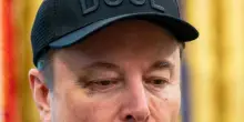 “Mi ha dato un pugno”. Elon Musk si presenta con un occhio nero e racconta tutto
