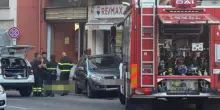 Auto in retromarcia mentre passa una donna: tragedia in Italia, travolta e schiacciata in un istante