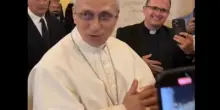 Papa Leone XIV, primo gesto da pontefice tra la gente: visita a sorpresa al Sant’Uffizio