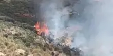 Incendio spaventoso in Italia, una casa avvolta dalle fiamme: famiglie in fuga