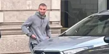 Spari contro l’auto, poi la fuga. Agguato choc in Italia: chi è la vittima