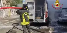 Va a fuoco il pullmino dei disabili, a bordo tante persone: fiamme alte, immagini spaventose
