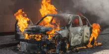 L’auto in fiamme, lei muore carbonizzata: orrore in Italia, poi si scopre la terribile verità