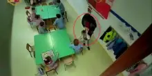 Calci e testate all’asilo, follia in Italia: tre maestre finiscono in ospedale