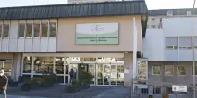 Prima le botte, poi trascinata per i capelli: orrore davanti all’ospedale italiano, sotto gli occhi dei figli