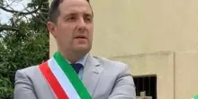 Lutto nella politica italiana, addio al sindaco: sconfitto da una terribile malattia, era stato il più giovane