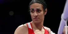 Boxe, la federazione mondiale esclude Imane Khelif: «Deve sottoporsi a test di genere obbligatori»