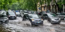 Maltempo in Italia, strade invase dall’acqua e auto bloccate: una città intera nel caos