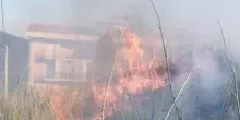 Incendio spaventoso in Italia, le fiamme avvolgono le case e le strade