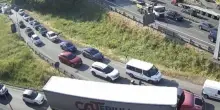 Schianto in tangenziale, il boato all’improvviso: traffico in tilt, code per chilometri