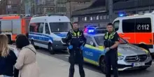 Attentato ad Amburgo, attacco con coltello alla stazione ferroviaria: almeno otto feriti gravi