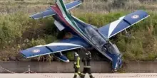 Frecce Tricolore, lo schianto è spaventoso: l’aereo perde quota e precipita fuori pista