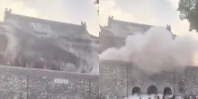 Boato enorme, crolla il tetto del monumento: dentro pieno di persone