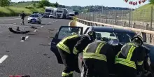 Terribile incidente in autostrada, fortissimo scontro fra tre macchine: la morte arriva in un attimo