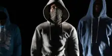 Famosissimo cantante shock, il gesto folle sul palco: “Ma non era in carcere?!”
