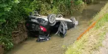 Incidente pauroso, l’auto si ribalta nel canale: la tragedia in un attimo