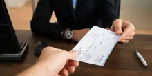 Statali, aumenti fino a 480 euro al mese: come cambia la busta paga e per chi