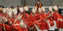 Conclave, i bergogliani denunciano: “Omelia contro Papa Francesco”. È polemica