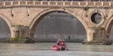 Roma, uomo si getta nel Tevere: in corso le ricerche