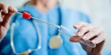 Scopre una terribile verità sul marito dopo un test genetico: il risultato che cambia tutto