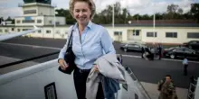 Ursula von der Leyen, nuove accuse: “Vuole il Green Deal ma usa il jet privato per fare meno di 200 chilometri”
