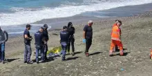 Cadavere senza braccia trovato in spiaggia: terrore tra i bagnanti