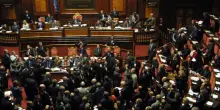I deputati di Avs mostrano le bandiere della Palestina in Aula, Rampelli toglie parola a Fratoianni