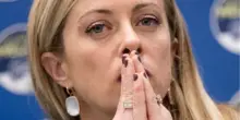 Di Battista accusa Meloni: “Sostiene politicamente il genocidio in Palestina, ha le mani sporche di sangue”