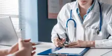 Medici di famiglia, la proposta di riforma: formati dall’università e dipendenti. Cosa cambia
