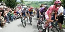 Giro d’Italia, Marco Rossini morto durante la tappa: crollato sull’asfalto appena sceso dalla bici