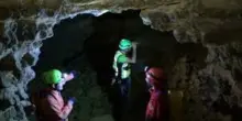 “Trovati così”. Orrore in Italia, spuntano due scheletri nella grotta: ipotesi agghiacciante