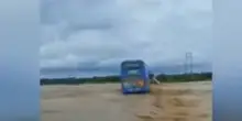 Autobus con 40 passeggeri a bordo travolto dalla corrente del fiume