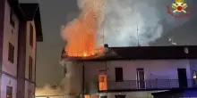 Dramma in mattinata, incendio in casa mentre dormono: fiamme altissime