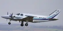 Tragedia nei cieli, aereo precipita sulle montagne: “Scomparso nel nulla e tutti morti”