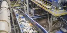 Orrore a lavoro, è successo ancora: trovato così sul rullo dei rifiuti, atroce