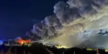 Nube tossica sulla città, incendio nella fabbrica chimica: “Rischio altissimo per la salute”