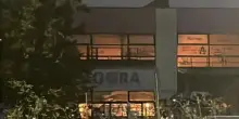 Italia, maxi incendio in città: “Chiudete le finestre”, tutto distrutto
