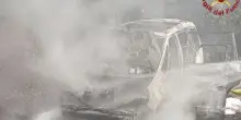 Spaventoso, fumo dal cofano e l’auto prende improvvisamente fuoco: mamma e bimbo a bordo