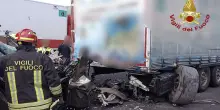 Tragedia in autostrada, schianto devastante: un morto e traffico in tilt