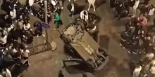 Auto sui passanti: panico sul lungomare della città italiana. Sul posto ambulanza, polizia e vigili del fuoco