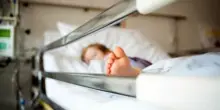 Intervento chirurgico da record: bambino di 2 anni recupera l’udito