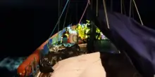 “Ho tenuto stretto il corpicino di mio figlio”. Lampedusa, parla la madre di uno dei bimbi