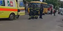 Bimbo investito da un autobus mentre attraversa la strada