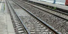 Tragedia ferroviaria in Italia: uomo travolto da un treno