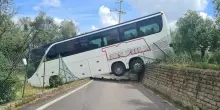 Cede il freno, bus turistico precipita in discesa: cosa è successo